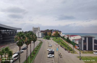 Вид с пешеходного моста ЖД Адлера на отель Космос